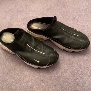 Size 7.5 black & pink Nike slip on